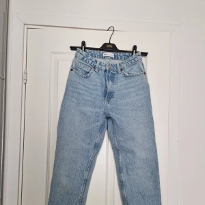 Straight led jeans - Jeans från zara, ej använda, nyskick.  OBS! Frakten ingår i priset