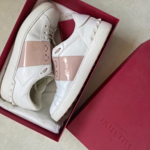 Valentino skor!! - Säljer dessa skor från valentino i fint skick! Färger är rosa och lite glansig💗 Storlek 39.5