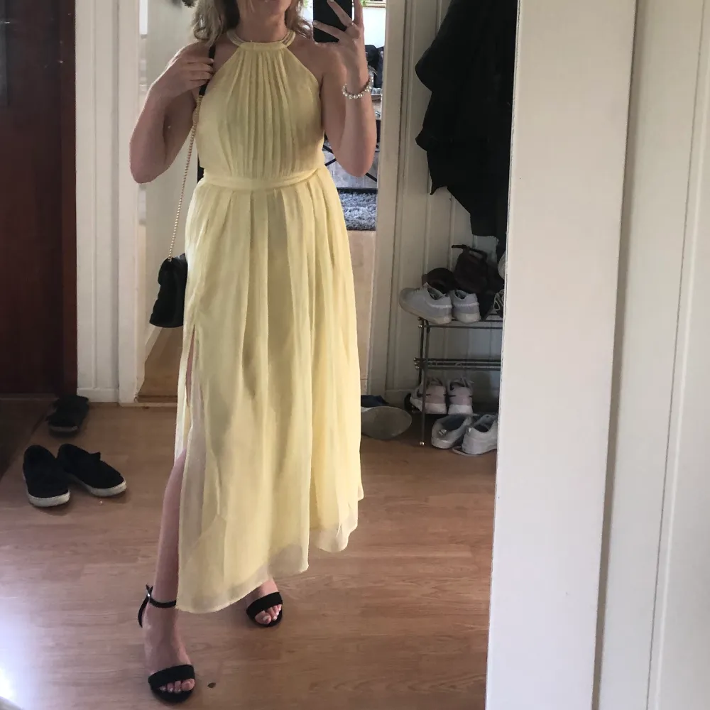 Säljer min balklänning från 2019! Använd en gång. Nypris - 700 kr Köpt från Nelly ✨. Klänningar.