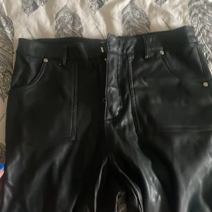 Skinnbyxor  - Det är lite smått sprucket vid rumpan. Syns inte så mkt. Men säljs till litet pris. 