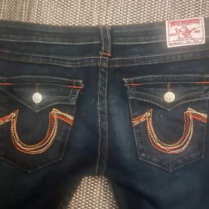 Super coola true religon jeans med orange stitching dom är S-M  300kr+frakt💓