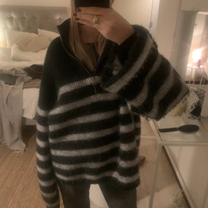 Så fin stickad från & Otter stories -  stor och mysig stickad tröja från &other stories! Den är strl M och är overzised på mig som brukar ha xs/s! Super tjock och varm perfekt nu när det börjar bli kallare! 