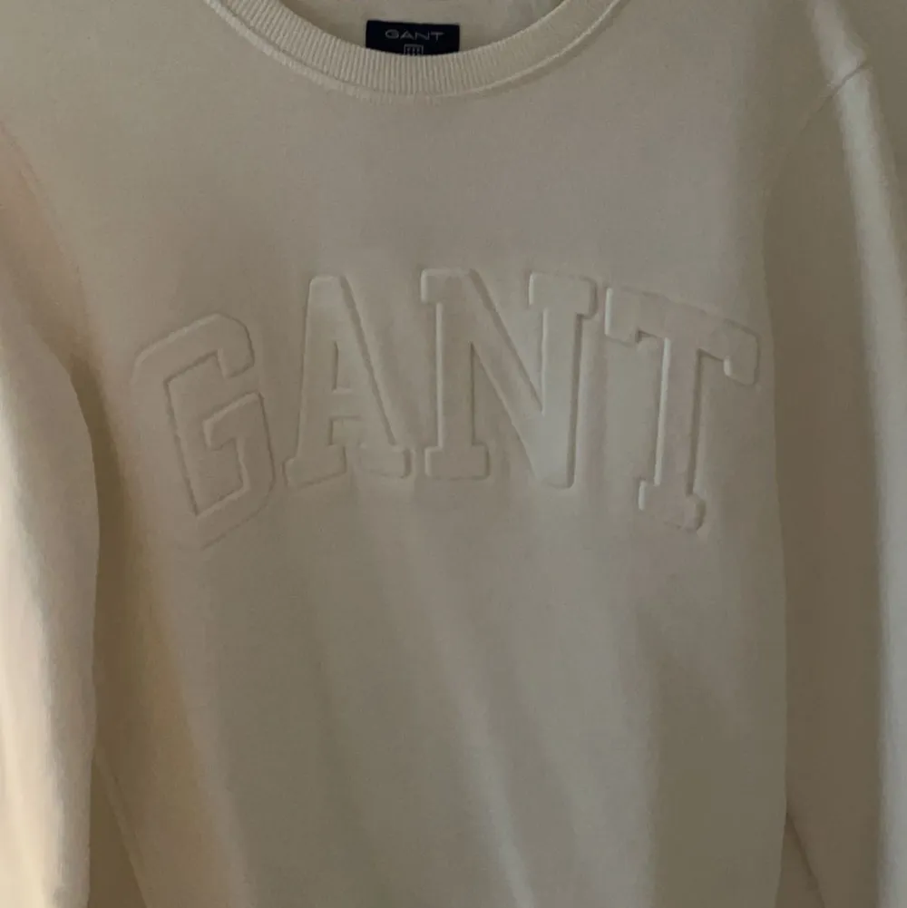 Den är helt ny då jag fick den som present men har inte riktigt velat använda den. Säljer Gant tröjan för 400 kr st S men är lite stor i storleken så passar även M. Kan skicka fler bilder om det önskas. Tröjor & Koftor.