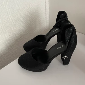 Ett par klackar från NilsonShoes - Hejhej, nu så säljer jag ett par lite festligare klackar från Nilsonshoes som är lite glittrigare. Priset kan alltid diskuteras.😀