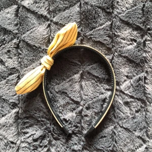 Håraccessoar  - Diademet är aldrig använd och är helt ny. Fick den i present.