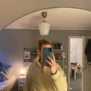Fluffig croppad tröja - Fluffig croppad tröja. Supermysig nu i vinter och höst. Syns inte på bilden men den är ca midjelång, den är croppd. Säljer pga för liten, så det är min syster på bilderna🤍