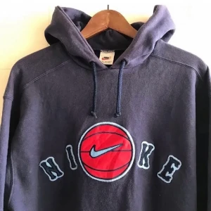 Nike hoodie - säljer denna då den ej kommer till användning. vintage och skitsnygg. sitter oversized på mig då den är m i kille. den är unik så jag inte sett den annanstans  KÖP DIREKT 400kr