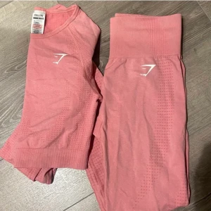 nytt gymshark - säljer detta nya settet. Storlek S i båda. 500❤️ nypris 900