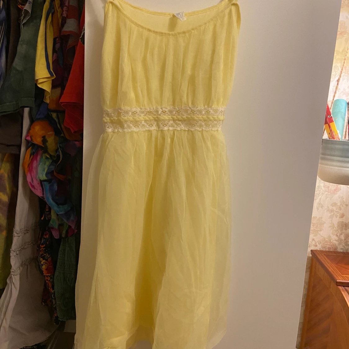 Gul klänning