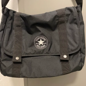 Converse väska - En svart Converse väska i jättefint skick, inte alls använd speciellt mycket