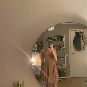 Rosa klänning  - Klänning från bikbok, vet ej vilket år eller originalpris tyvärr. Supersöt knälång smutsrosa/beige klänning.💓