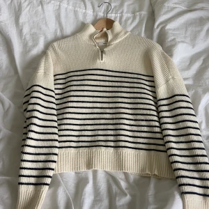 Storlek S-xs - Säljer denna sköna tröja då den aldrig kommer till användning.💕