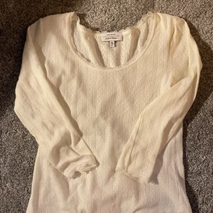 Other stories tröja 🤍 - Säljer denna superfina drömtröja ifrån Other stories som tyväär inte kommer till användning längre. 🤍 den är i storlek s men skulle säga att den passar xs också, den är vit med ett så sött mönster på. Tryck ej på köp direkt knappen 🤍