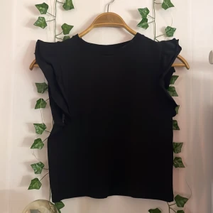 Tröja med Volanger  - Storlek M men passar S och XS 