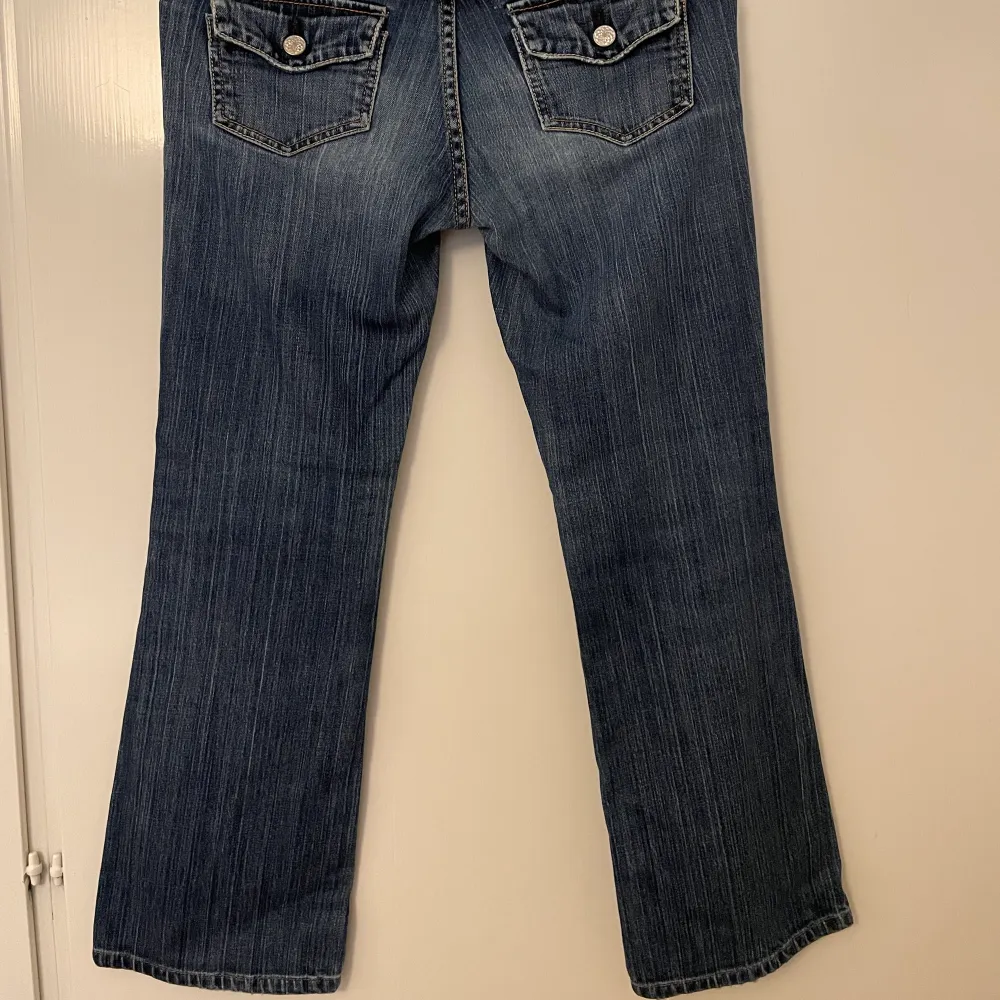 Säljer ett par SUPERSNYGGA jeans som tyvärr är försmå för mig😔❤️Står på en lapp att de är från Style Up men står även att de är från uniqlo! Mätte själv 76cm i midjan o 87 cm i längden💕                   DOM FINNS KVAR, buda i kommentarerna!. Jeans & Byxor.