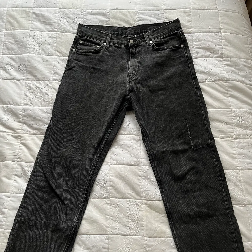 Svarta weekday jeans i storlek 30/30 Ritkigt najs men dom har sprucket på vänstra låret så nu är den ihop sydd där. Har ett par hela i samma storlek och färg också om nån är intresserad!   Leverans kan diskuteras vid intresse! :)). Jeans & Byxor.
