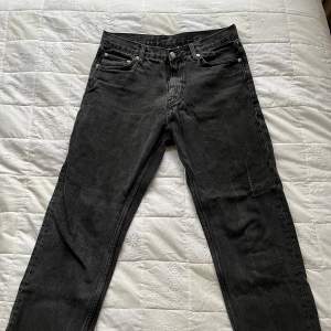 Svarta weekday jeans i storlek 30/30 Ritkigt najs men dom har sprucket på vänstra låret så nu är den ihop sydd där. Har ett par hela i samma storlek och färg också om nån är intresserad!   Leverans kan diskuteras vid intresse! :))