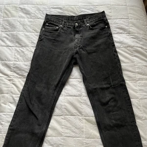👻 Svarta Weekday jeans  👻 - Svarta weekday jeans i storlek 30/30 Ritkigt najs men dom har sprucket på vänstra låret så nu är den ihop sydd där. Har ett par hela i samma storlek och färg också om nån är intresserad!   Leverans kan diskuteras vid intresse! :))