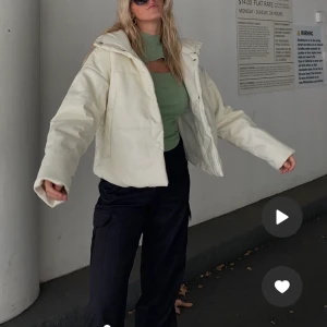 Vadderad pu jacka - Nu säljer jag min vita pu jacka från nakd som är helt slutsåld, i bra skick men har några små märken vid armarna som knappt syns, hör av dig för fler bilder💞i storlek 36 350kr+frakt