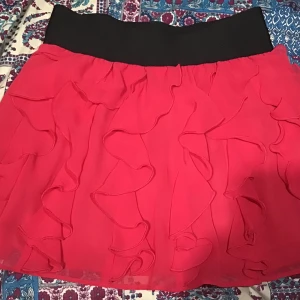 Oanvänd skitfin röd volangkjol!! - FRAKT: 45kr  -oanvänd pga att d inte riktigt är min stil längre & har nt fått användning av den :(  💕 -skitfin till fester/födelsedagar elr bara som en outfit 💕 -storlek xs men passar s och säkerligen M :)  -köptes dyrt :(