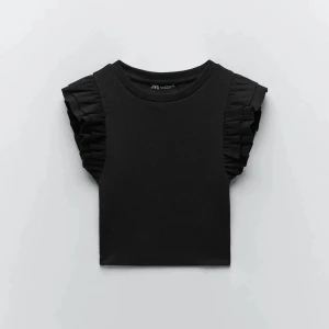 Volangtopp - Super söt Volangtopp från zara, säljer då den inte kommer lika mycket till användning längre. Inga defekter alls, toppskick💓