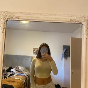 Gul topp med öppen rygg - Säljer en såå fin gul topp med öppen rygg frpn ASOS, Den är i glansigt material och superskönt, perfekt festtopp😍