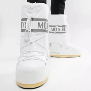 Moonboot - Intressekoll på mina vita moonboots som jag använt typ vid 5 tillfällen. De är som nya. Kan byta ut något mot de eller köp för 1200. Skriv för privat bilder!🙌🏻💕