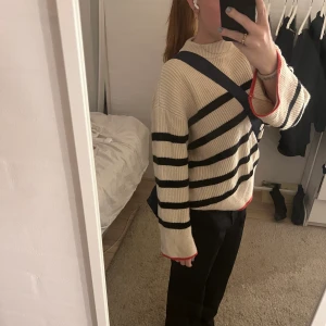 Tröja  - Jättefin randig stickad tröja från zara i bra skick, köparen står för frakten, skriv vid intresse och pris kan diskuteras🫶🏻