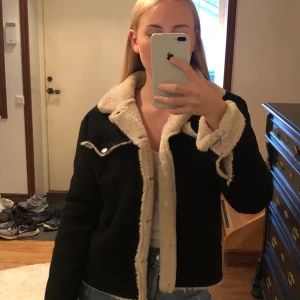 Höstjacka - En jacka från NA-KD i storlek 34. Svart med mocka material med beige lurv på insidan. Köpt för ganska längesen och har använts fåtal gånger. 