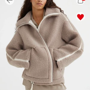 Teddy jacka - Helt ny oanvänd teddy jacka från H&M i storleke M 😊. Andra bilden är lånad💕