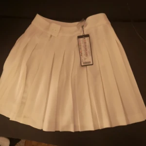 Vit kjol - Vit kjol, jättefin, aldrig använt 