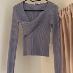 Stickad topp - Super fin och varm stickad topp i en blå/lila färg. Passar super till den perfekta höst 🍂 outfiten🤎 produkten är i mycket fint skick 