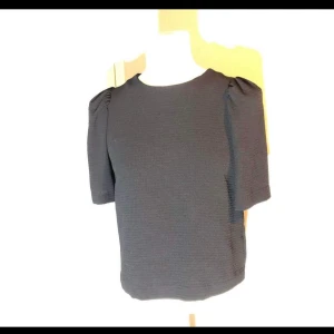 Svart blus från HM - Bra skick. Snygg blus med puffiga ärmar från hm. Storlek 38.