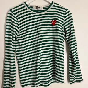 Cdg tröja - Säljer min randiga Comme des garçons tröja! Super fint skick men säljs då den tyvärr ej kommer till användning längre. Storlek M dock liten i storlek, har normalt S och passar mig perfekt💕nypris runt 1500kr