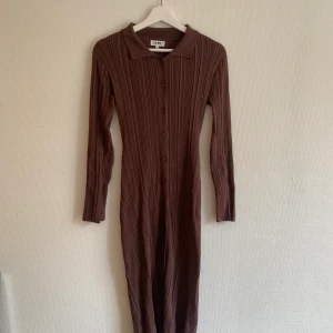 ITS MAY klänning - Its may klänning i ribbad/stickad material. Storlek XS/S men passsr även en i M. Använd en gång. Nypris 679kr 