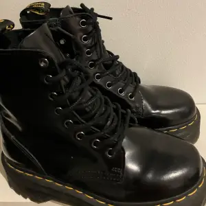 Dr martens skor ångrat köp (inte min stil, försent att lämna tillbaka) och bara använda 2 gånger efter det, storlek 38 