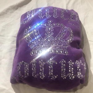 Juicy couture storlek S - Pärlor i back sidan har lossnat men man ser ingenting 