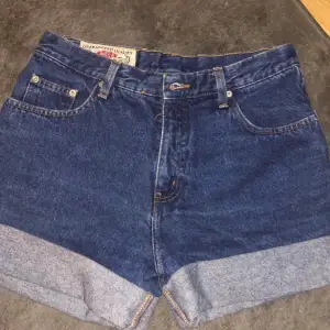 Snygga jeansshorts i storlek 28 från Jack Davy’s Jeans. Liten skada på ena bakfickan men inget som påverkar fickans funktion💞