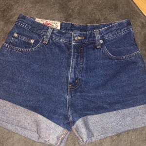 Shorts baggy  - Snygga jeansshorts i storlek 28 från Jack Davy’s Jeans. Liten skada på ena bakfickan men inget som påverkar fickans funktion💞