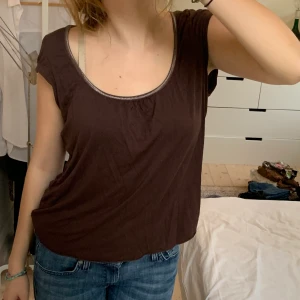 Brun topp - Supergullig brun t-shirt/topp. Jag har köpt den på loppis men den är inge fel på! Väldigt skönt material!