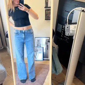 Jättesnygga jeans köpt på veromoda i märket ONLY. De är super bekväma och perfekt i längd för mig som är 175👌 Köpare står för frakt🫶
