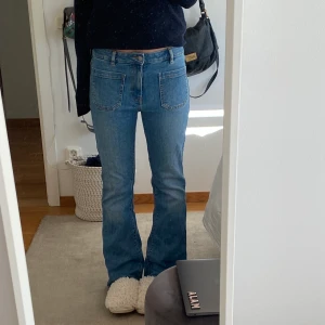 Jeans - Säljer dessa bootcutjeans med fickor både där fram och bak, från Cubus. De är i väldigt bra skick och skulle säga att de passar någon med storlek 36-38! 