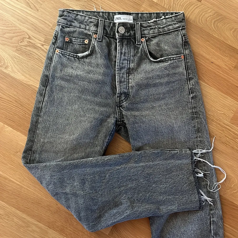 Gråa jeans från zara i strl 34. Ankelkorta skulle jag säga. 💗. Jeans & Byxor.