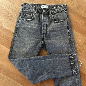 Grå zara jeans - Gråa jeans från zara i strl 34. Ankelkorta skulle jag säga. 💗