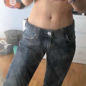 Lågmidjade jeans  - Mina absoluta favorit jeans! Sitter så snyggt & lågmidjat🙏 Säljer pga inte min stil längre! De är utsvängda och breda! Passar mig som har S & är 165cm Använder mig inte av köp direkt! Budgivning kommer troligtvis att startas om inte bud läggs på ca 300kr!