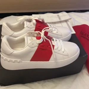 Valentino skor - Intressekoll på dessa valentino skor. Har kvitto och kartong som medföljer. Billigt pris då jag köpte av en annan på plick & inte är 100% säker att de är äkta då de är en liten defekt längst fram på skon men har kvitto som medföljer💘