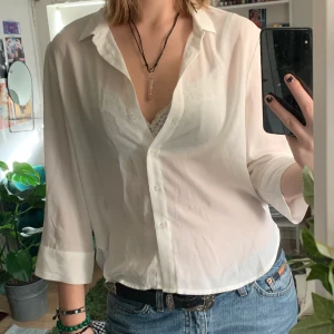 vit skjorta - vit tunn skjorta från Ginatricot, storlek S! tunt och ganska transparent material:)