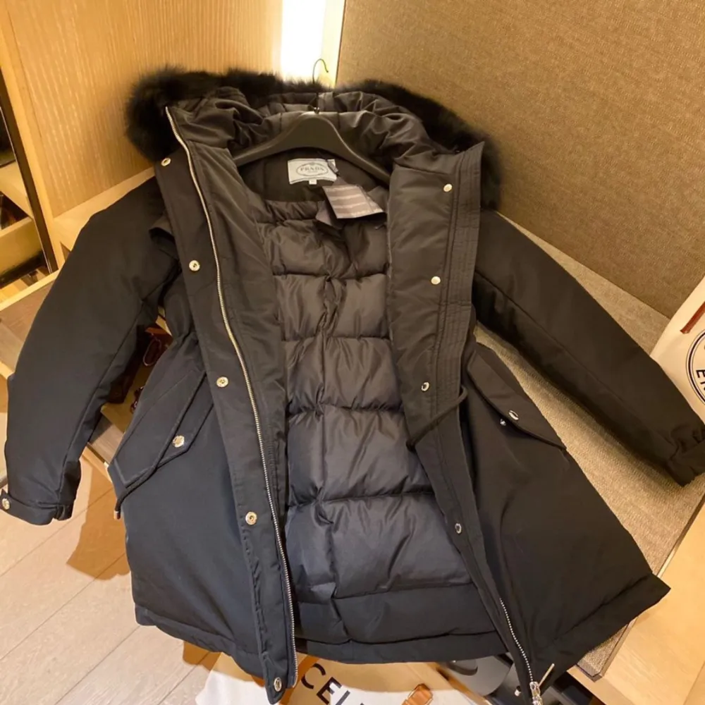 Säljer en helt ny svart Prada vinterjacka. Replika!! Stolek 40, passar som en M. Spårbar frakt ingår  Prutat och klart!!. Jackor.