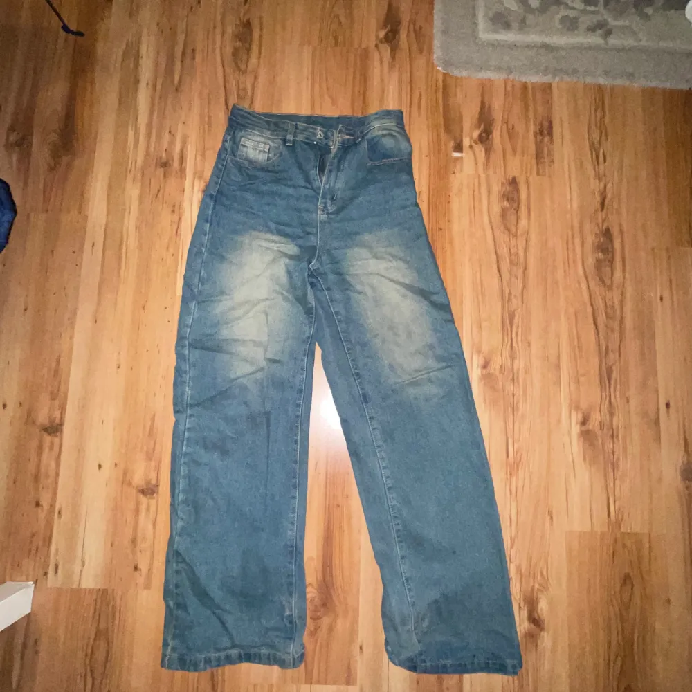 Ett par fina jeans som nu inte passar mig längre men kanske på dig?❤️ OBS * mina plagg som säljs är alltid nytvättad . Jeans & Byxor.