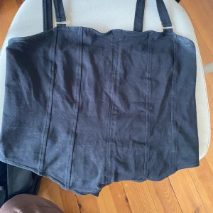 Linne - Svart body/ linne med guldiga detaljer. Är i bra skick 